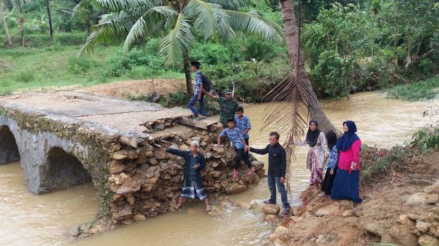Jembatan Penghubung Desa Duko Ambruk, Aktivis: Telusuri Sumber Dananya!!