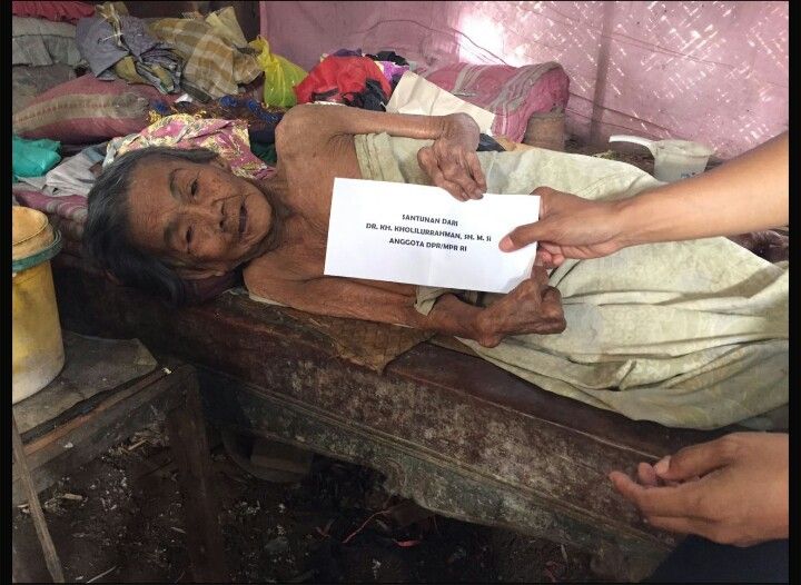 Kholilurrahman Santuni Penghuni Gubuk Derita di Pademawu