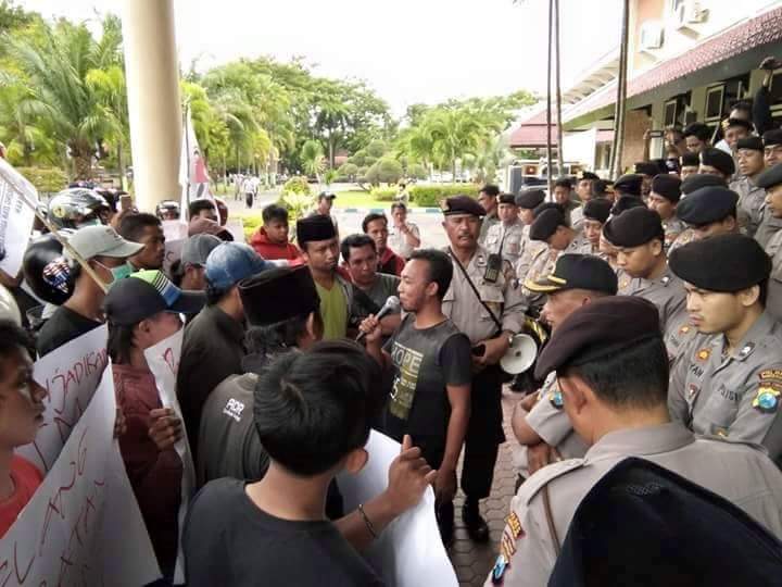 Kecewa Mutasi Pejabat, Komad Demo Bupati Pamekasan Sambil Bakar Motor