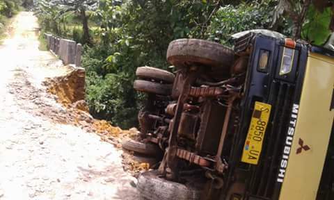 Jalan Raya Desa Rek Kerrek Minta Korban, Truk Nernopol D8850 UA Terguling
