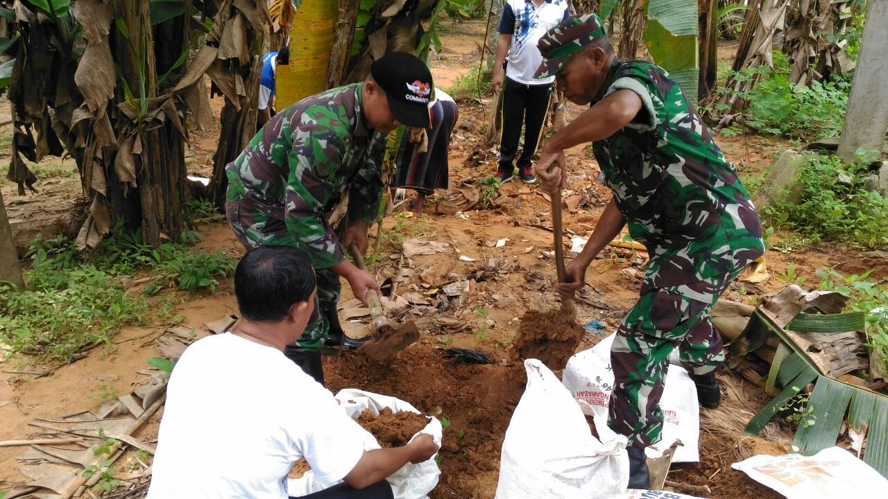 Babinsa Koramil 827/01 Sumenep Benahi  Jalan Penghubung Desa Gapura Timur