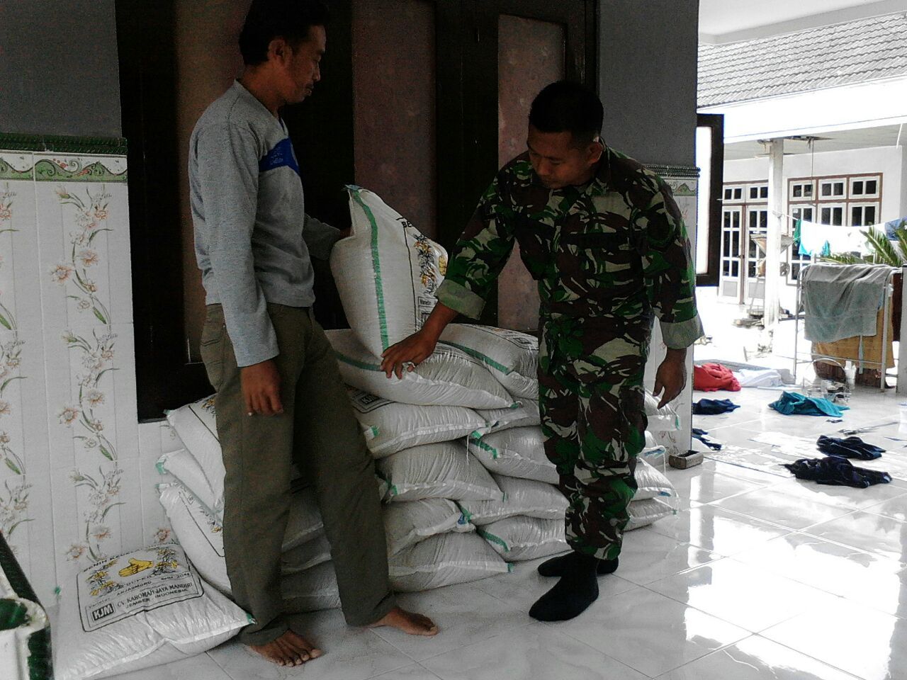 Babinsa Koramil 0827/04 Bluto Tinjau Benih Kedelai Desa Aeng Dake