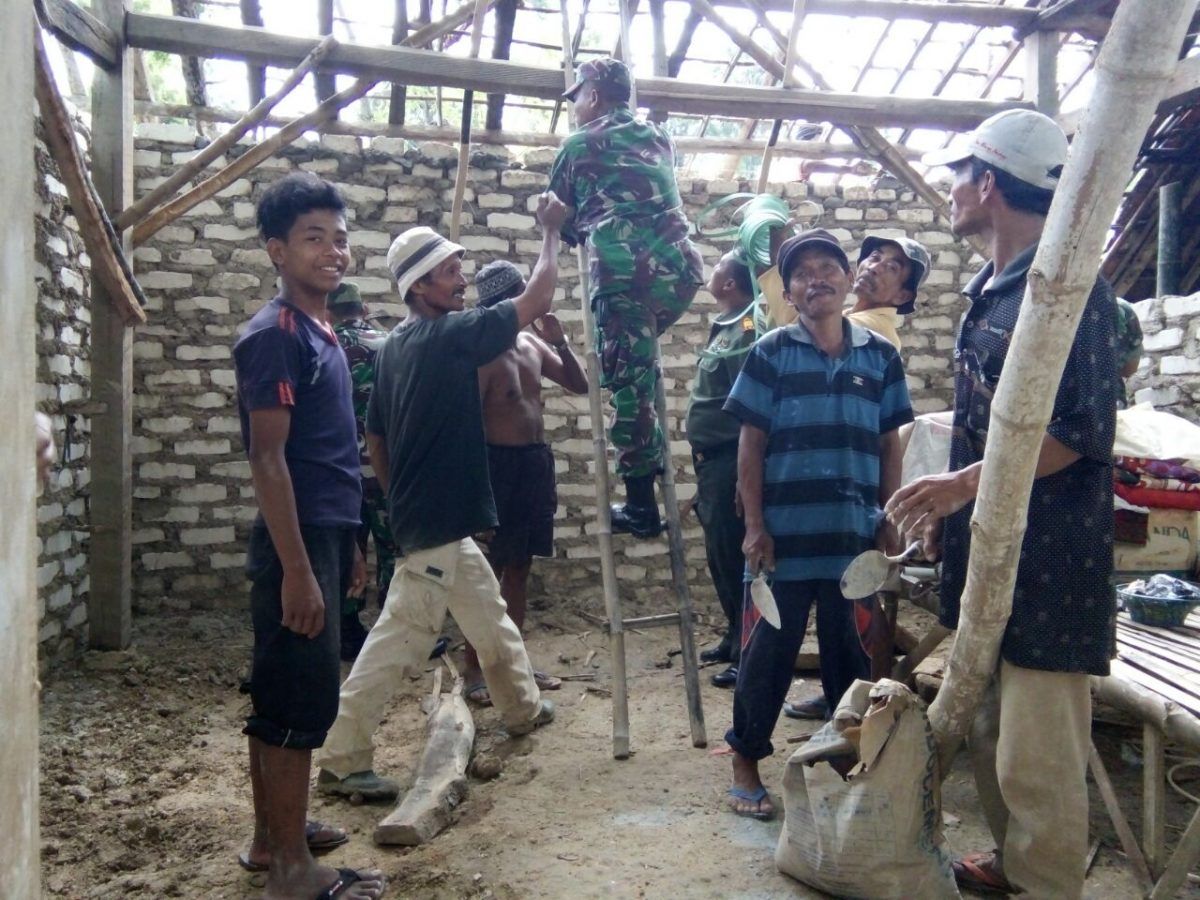 Rehab Rumah Nenek Erru, Koramil Dan Warga Guluk-Guluk Adakan Kerja Bhakti