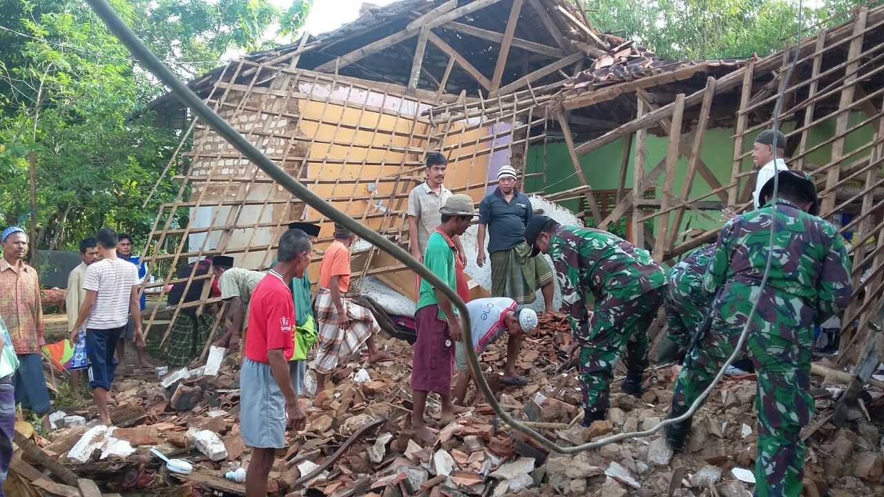 Koramil 0827/16 Gapura Benahi  Rumah Warga Yang Ambruk
