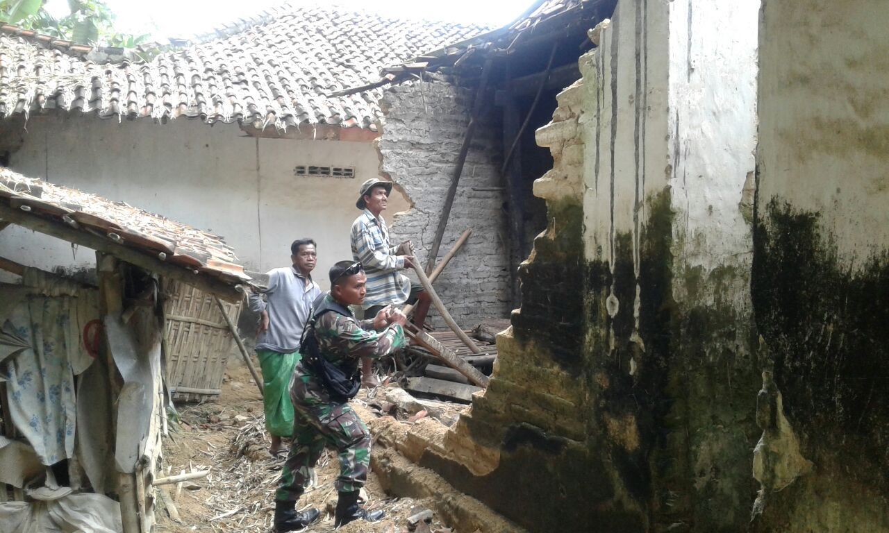 Koramil 0827/07 Guluk-Guluk Bersihkan Puing Rumah Korban Angin Kencang