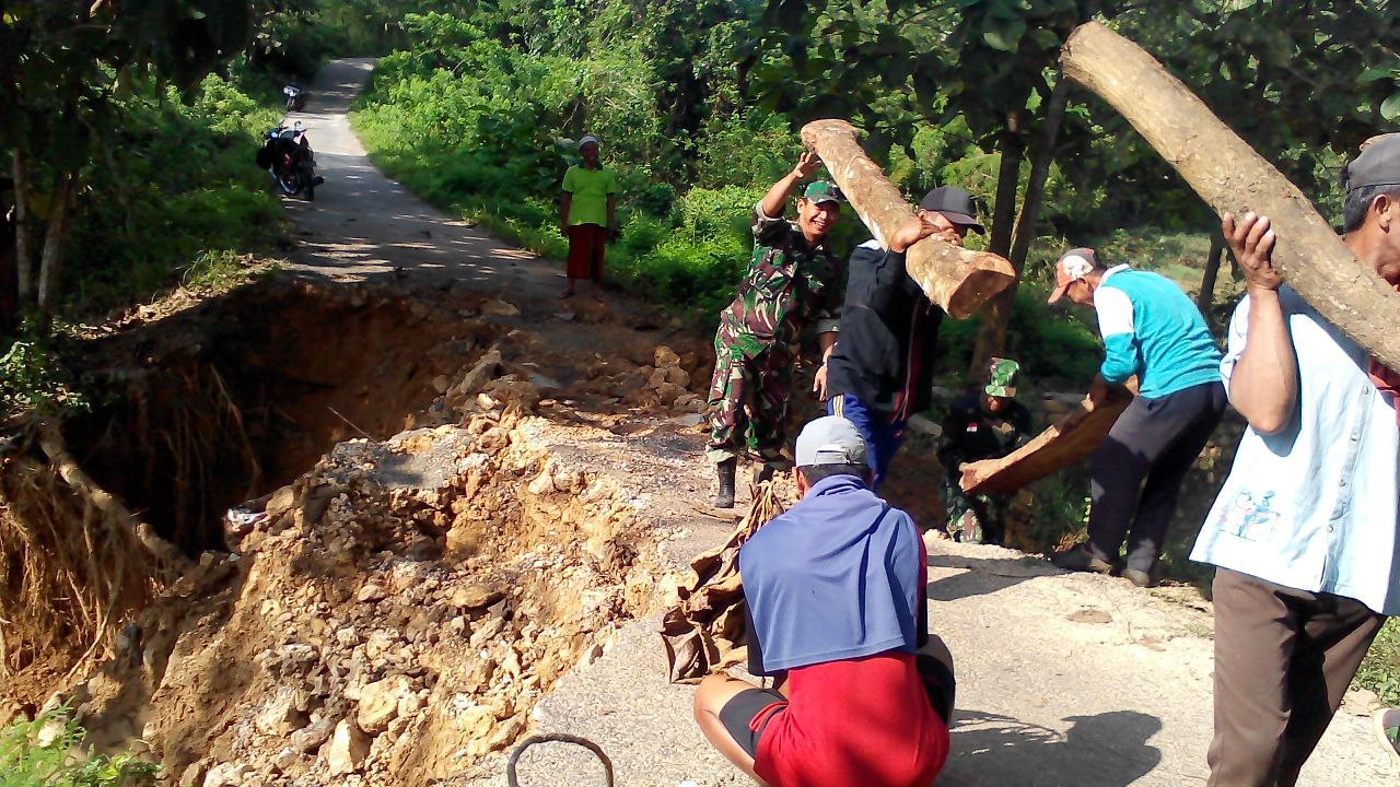 Koramil Rubaru Karya bakti Jalan Longsor dan Tembok Rumah Roboh