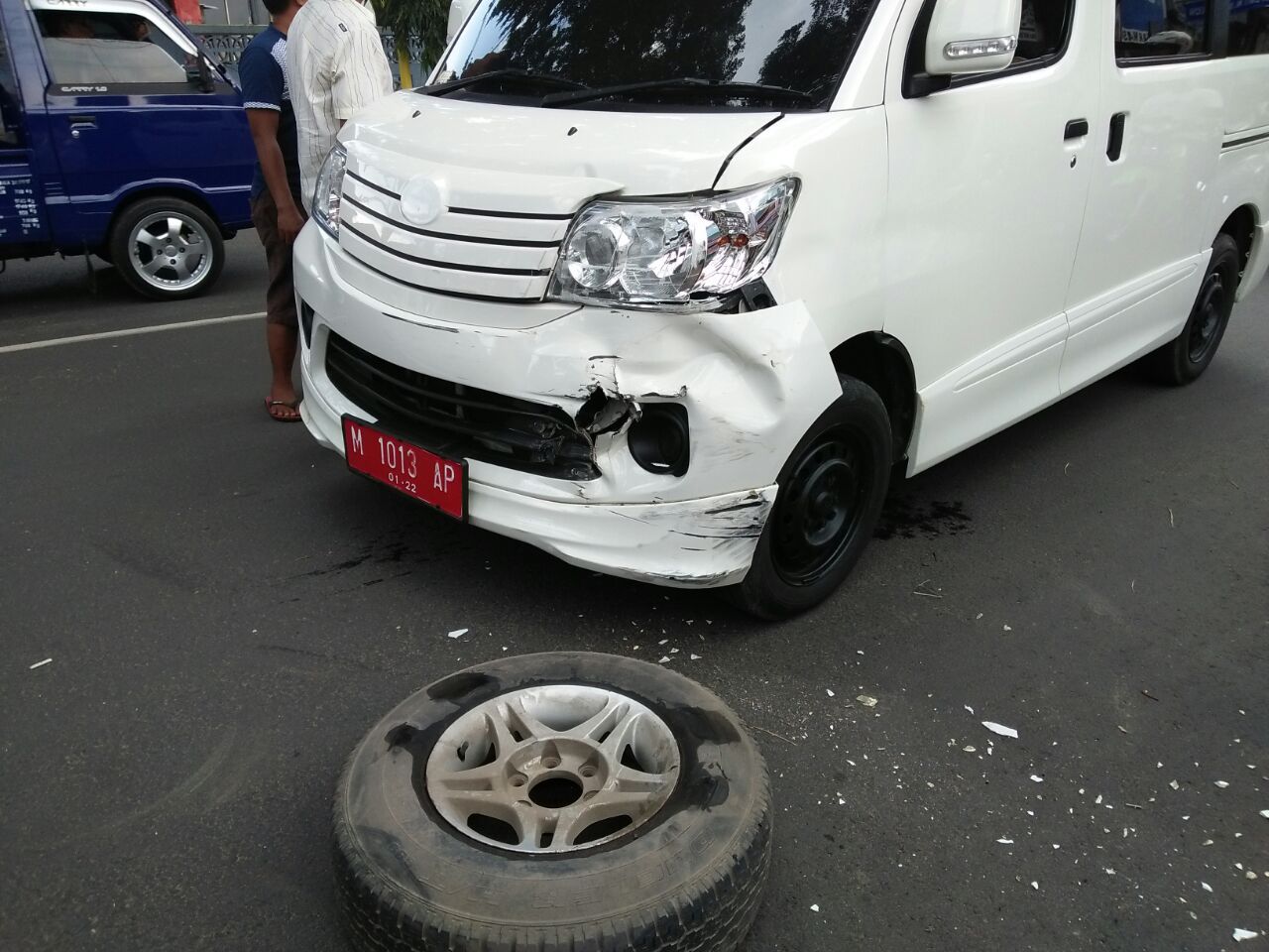 Mobil APV “Cium” Bus Mini DIjalan  Jokotole Pamekasan