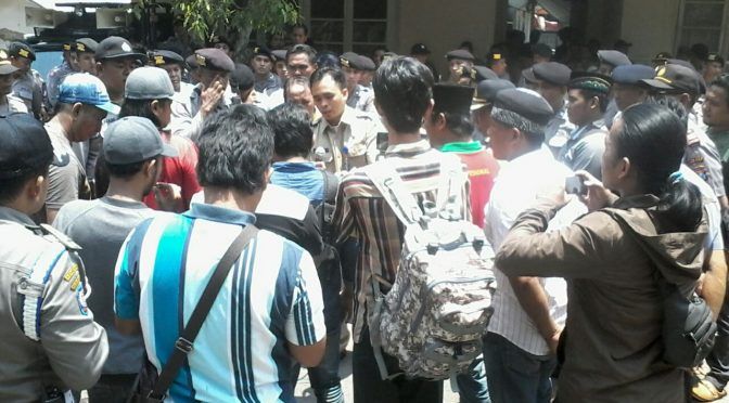 Komad Gelar Aksi Jilid II di Kantor Inspektorat Pamekasan