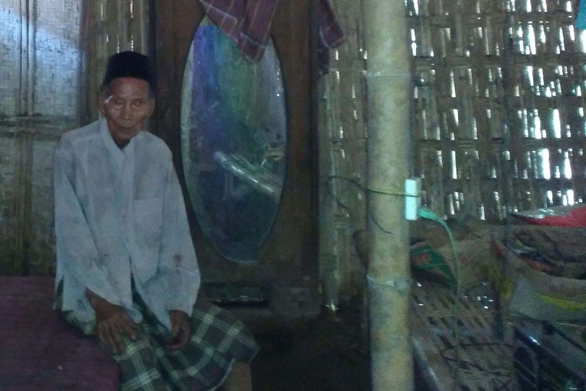 “Manusia Air” Hidup Sebatangkara di Pamekasan