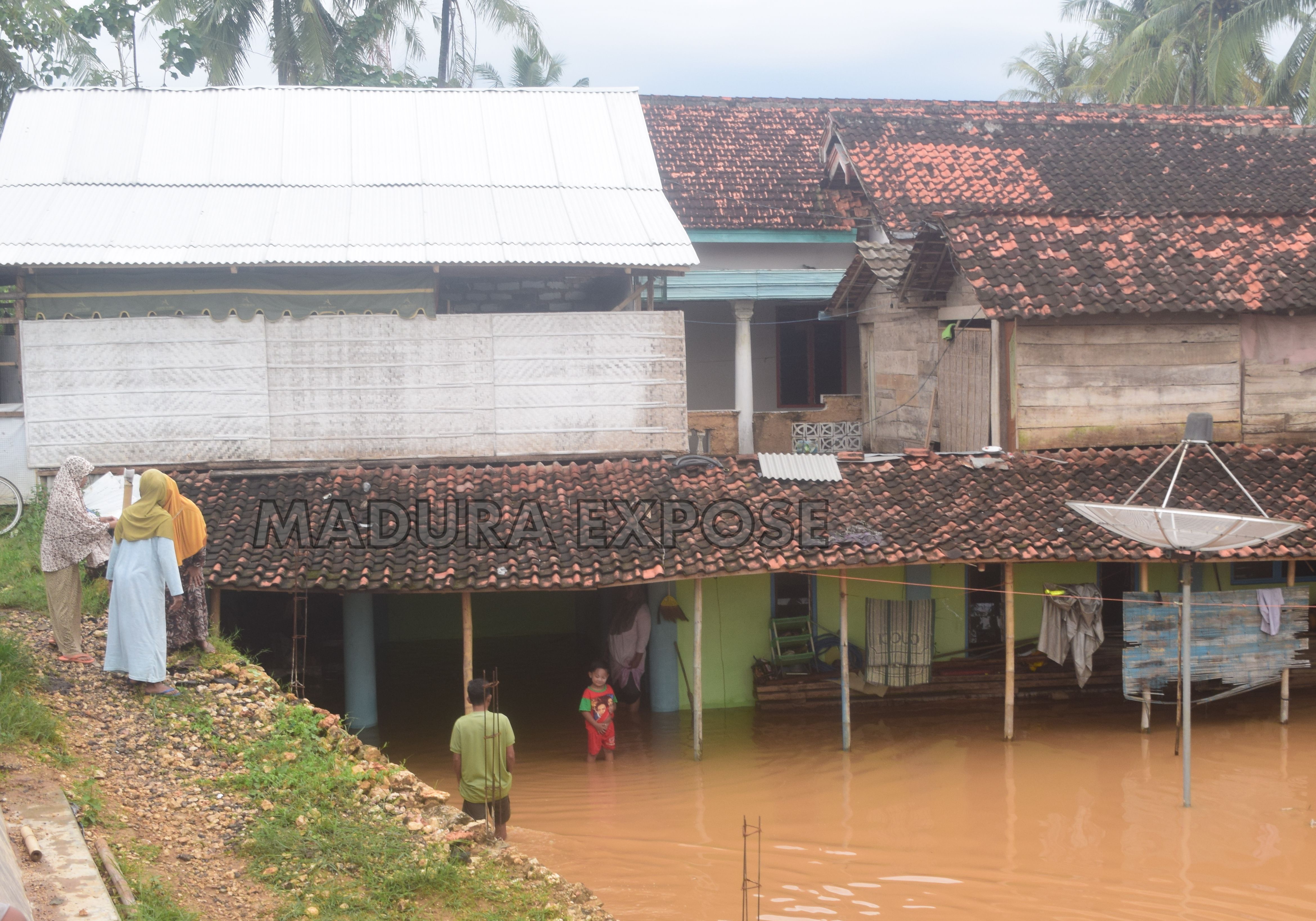 Rumah Warga Lenteng Timur Terendam Banjir