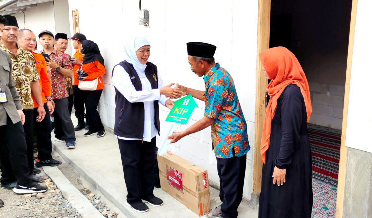 Gubernur Khofifah Resmikan 68 Huntara dan Jembatan Resapombo di Blitar
