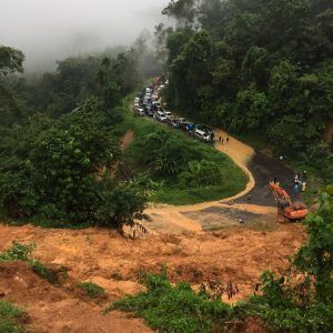 Banyak Kendaraan Terjebak Longsor di Pangkalan