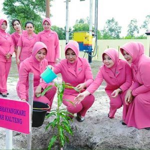 Inpicture: Serunya Bhayangkari Lagi Tanam Pohon