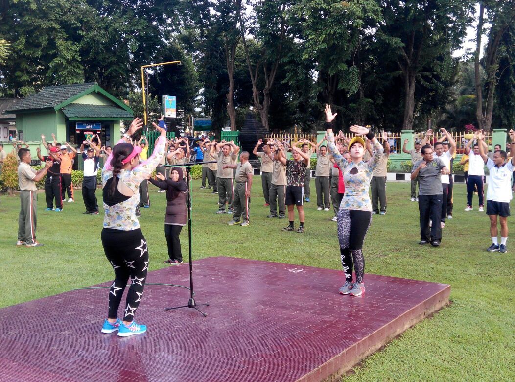 Jaga Kebugaran, Ibu-Ibu Persit dan Koramil di jajaran Kodim 0827/Sumenep Senam Aerobic