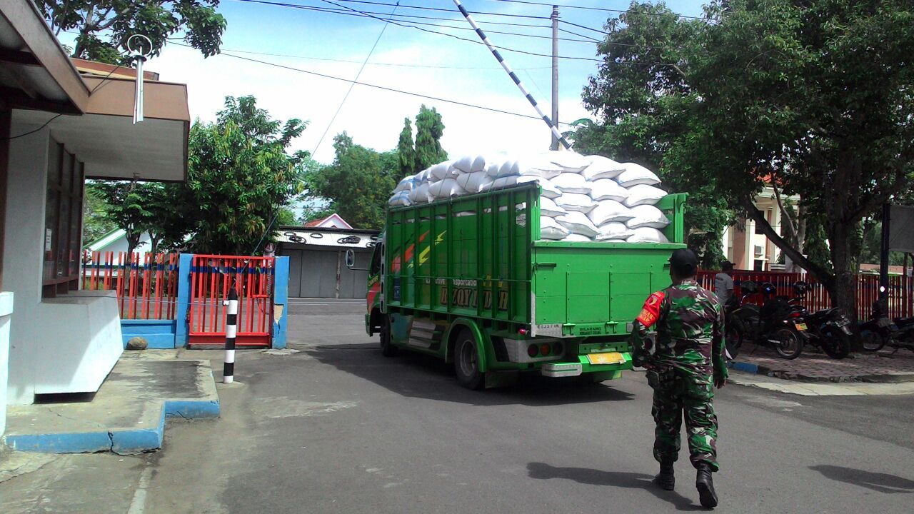 Babinsa Ramil 0827/15 Batuputih Kawal Pengiriman Gabah ke Bulog Pamekasan