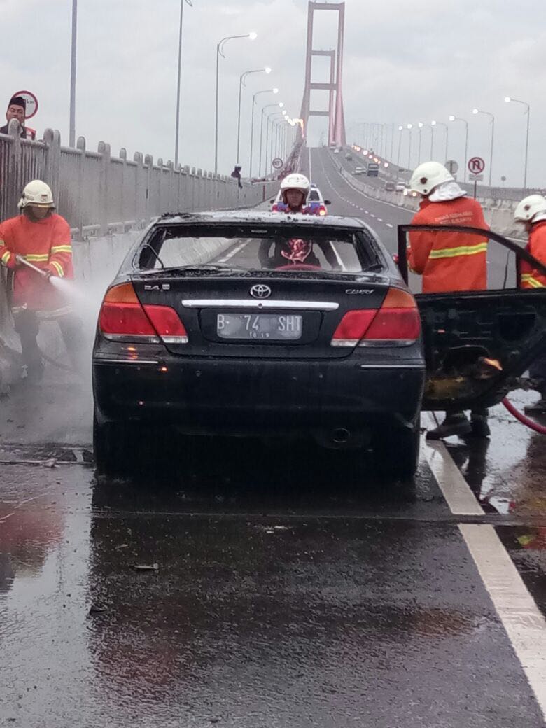 Mendadak, Mobil Liter B Terbakar di Suramadu