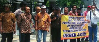 Massa Demo Tuntut Kejaksaan Usut Tuntas Korupsi KONI Jatim