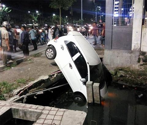 Nyungsep di A. Yani Surabaya