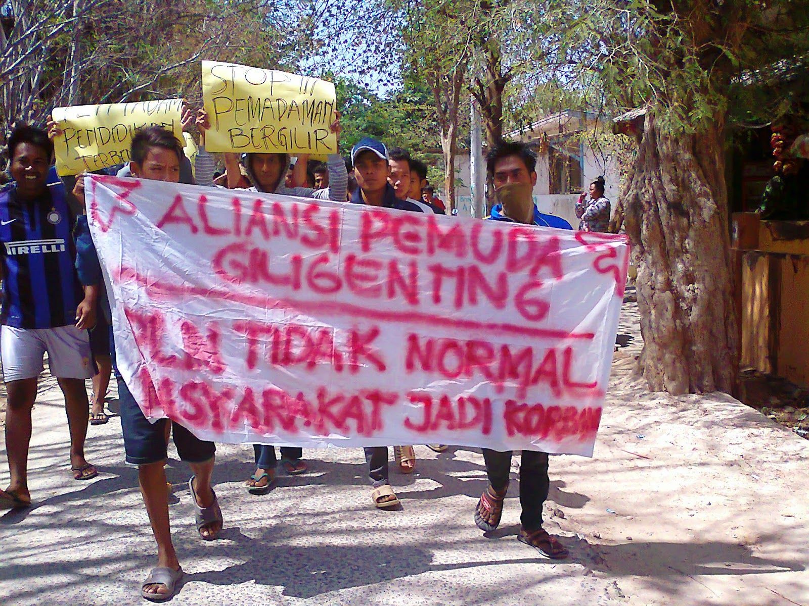 Kunjungi Giligenting, Anggota DPRD Sumenep Disambut Demo Warga