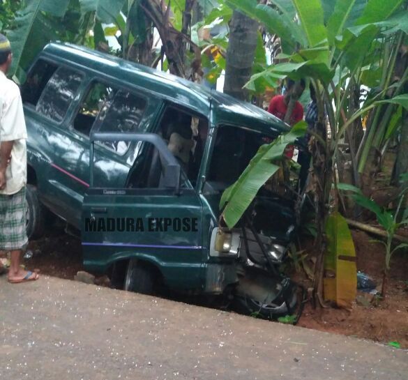 Dua Mobil “Adu Kekebalan” di Jalan Raya Dungkek