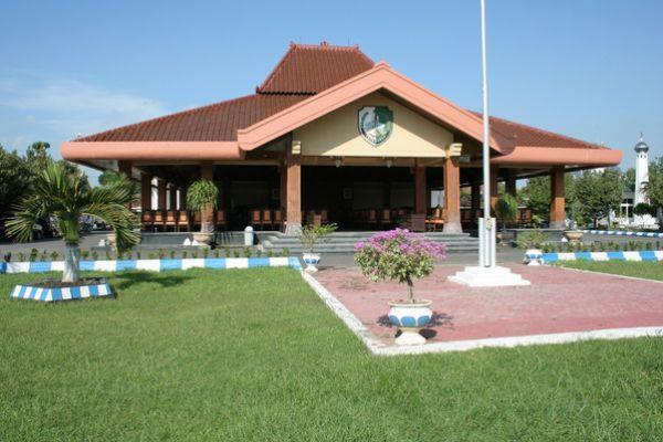 Merinding, Kantor Bupati Sampang Dikepung Ratusan Warga