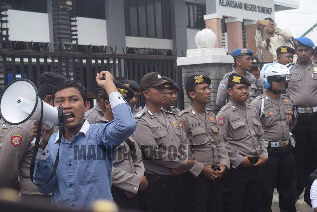 Mahasiswa Demo Kejari Tuntut Segera Tetapkan Tersangka PT WUS
