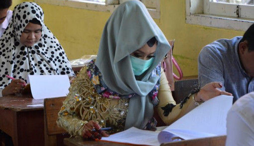 Ikut Tes Calon Pegawai Masih Pakai Kebaya Pengantin