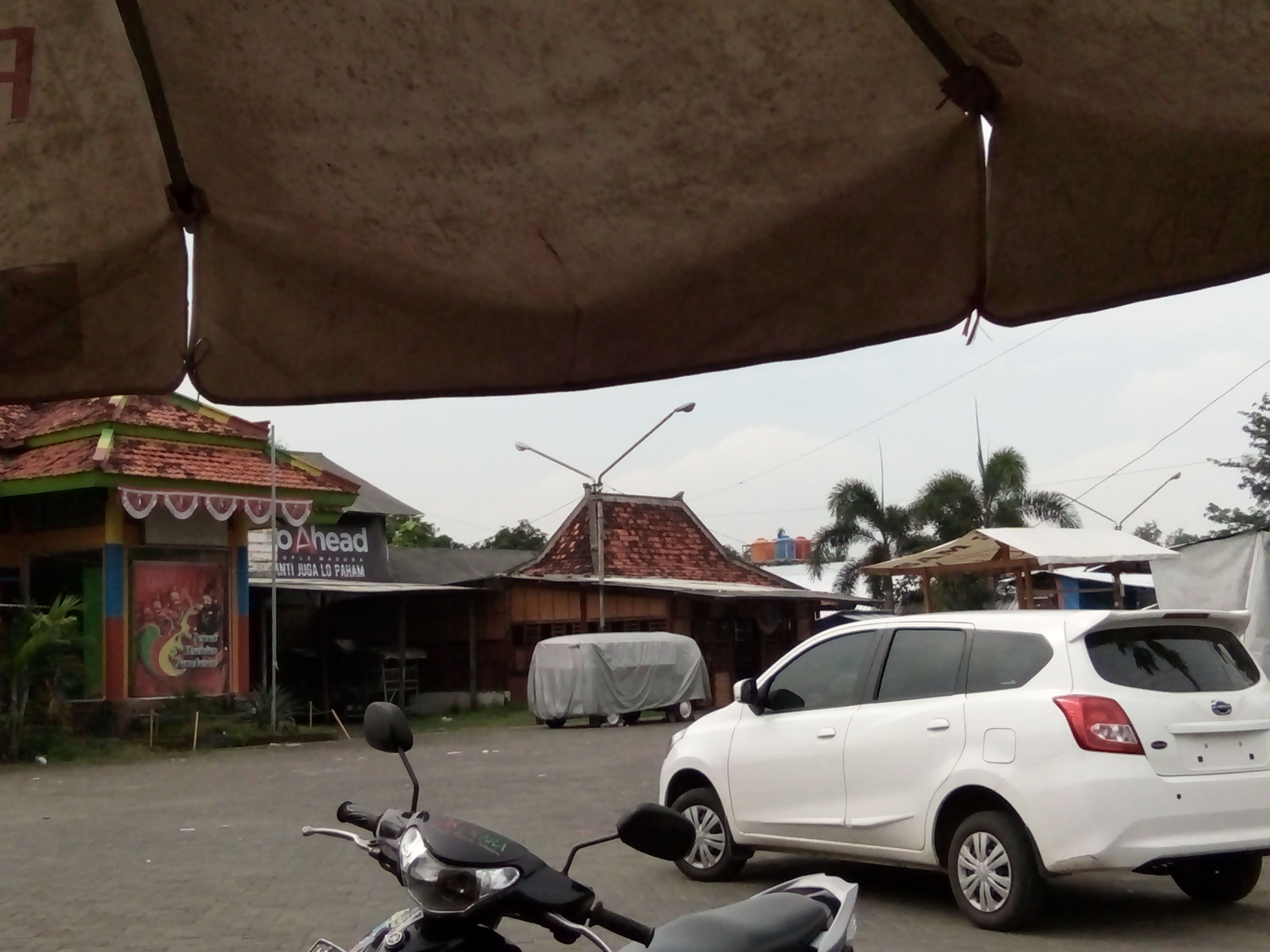 Kantor Dewan Pamekasan Dalam Deretan PKL