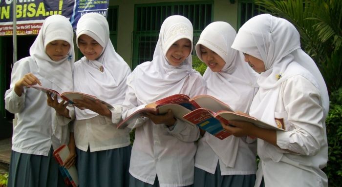 “Ibu Madrasah bagi Anak, Ayah Kepala Sekolahnya”