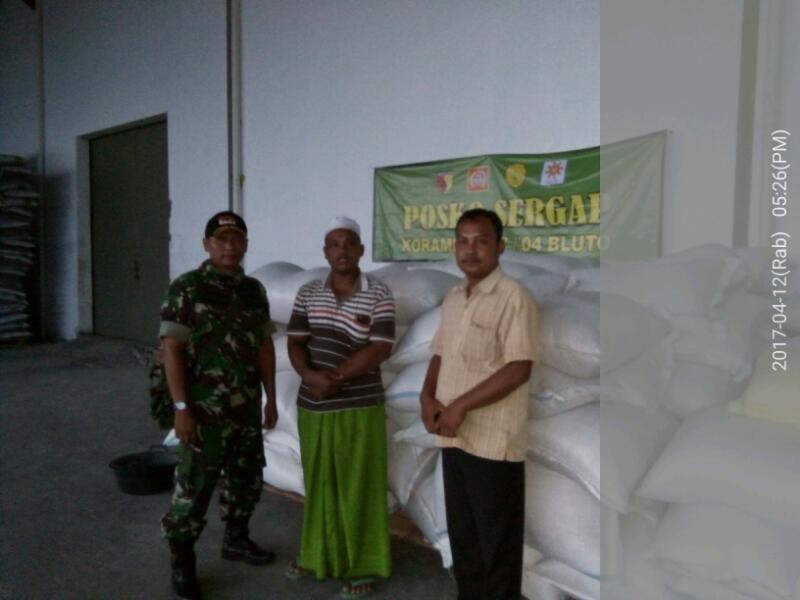 Babinsa Koramil 0827/04 Bluto Kawal Hasil Sergap Gabah Petani Ke Bulog Pamekasan