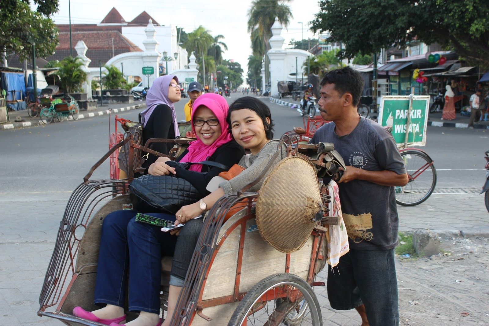 Puluhan Abang  Becak di Kediri Belajar Bahasa Inggris