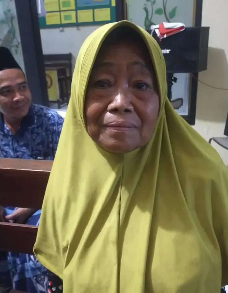 Mencari Jalan Pulang: Nenek Tanpa Identitas Mengaku Warga Lumajang Terdampar di Saronggi!