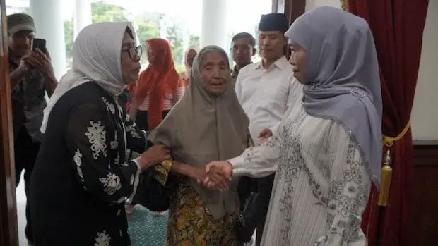 Grahadi Membiru: Ribuan Umat Rayakan Kemenangan Bersama Khofifah