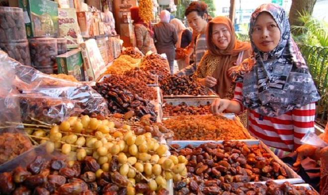 Keajaiban Kurma dan 2 Gelas Air Putih Saat Buka Puasa