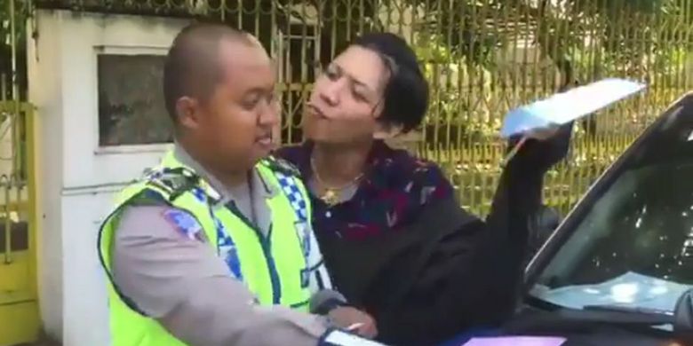 Viral: Polisi Tilang ini Nyaris Dicium “Pria Cantik”