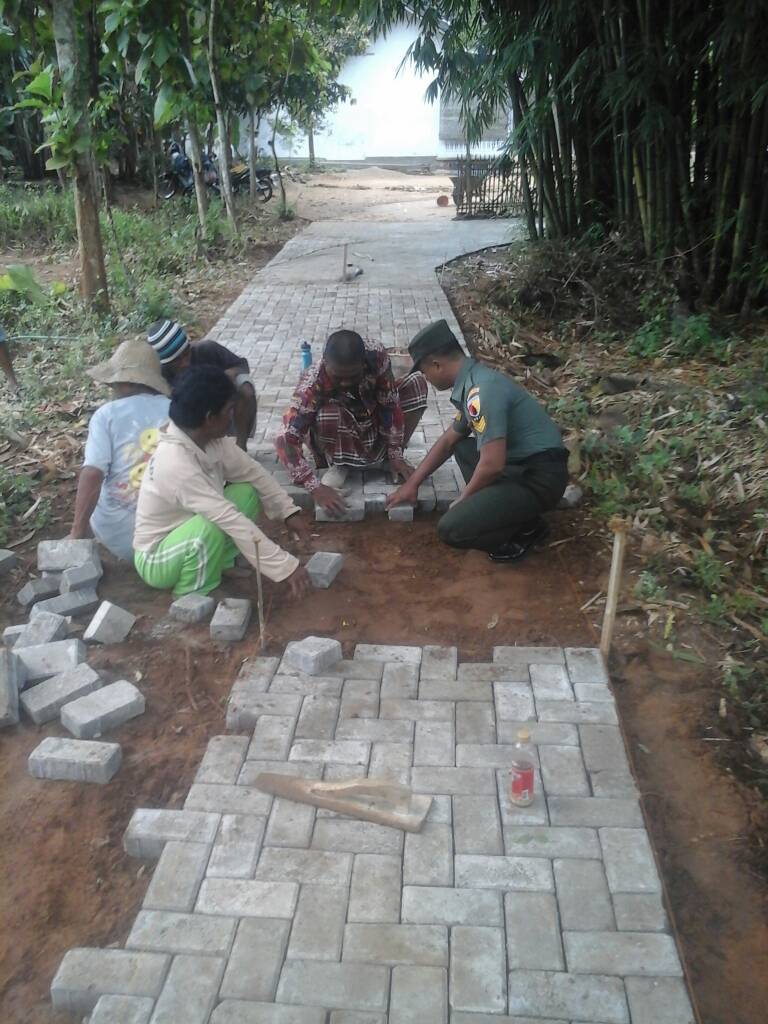 Babinsa Koramil 0827/05 Lenteng Bantu Pemasangan Paving Jalan Kampung‎