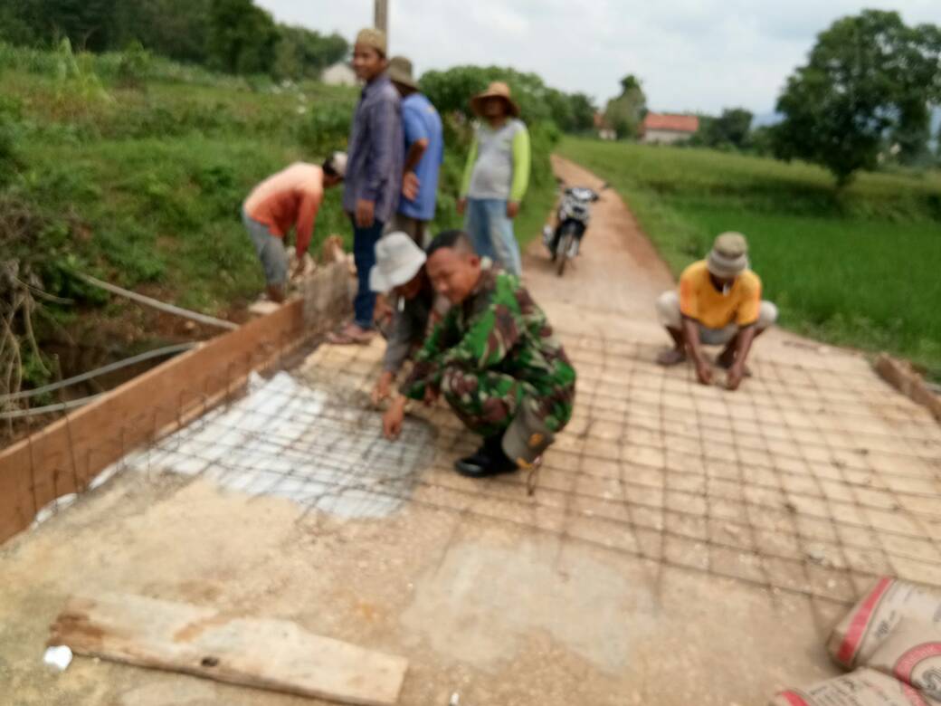 Babinsa Guluk-Guluk Adakan Kerja Bhakti Bangun Jembatan