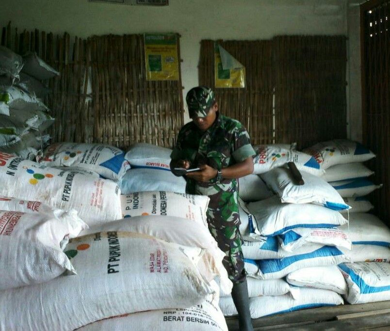 Babinsa Koramil 0827/08 Ganding Cek Persediaan Pupuk Bersubsidi