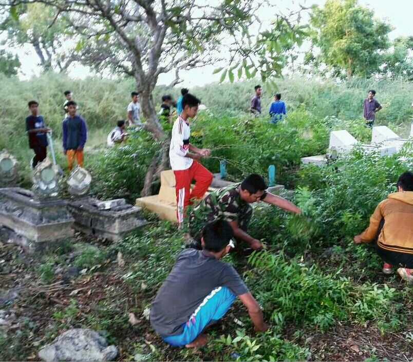 Jelang Puasa,Babinsa Koramil 0827/20 Sapudi Bersih-Bersih Pemakaman  Umum