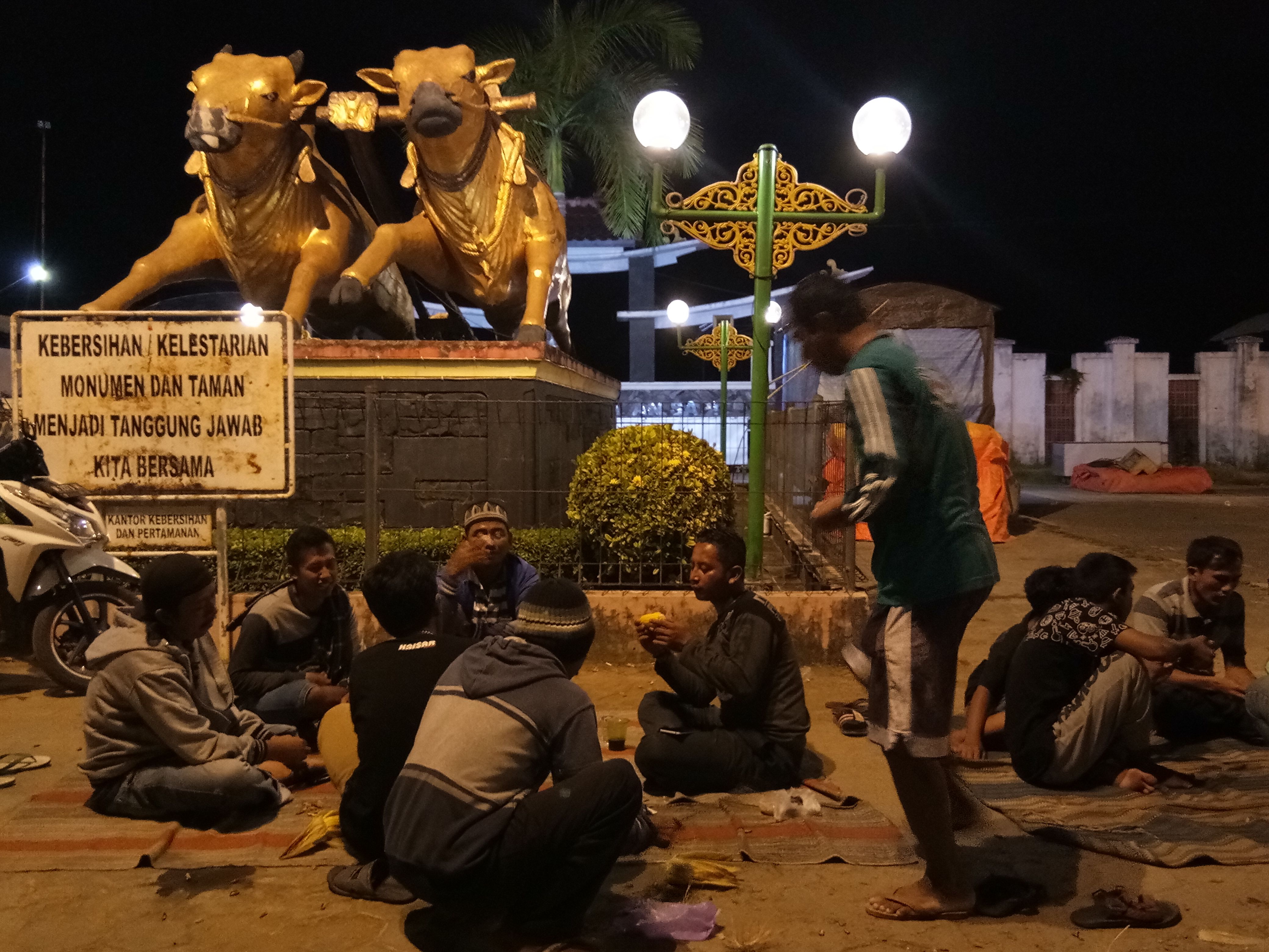 Bazar Takjil Digeser Ke Giling, Taman Kota Mirip Kuburan