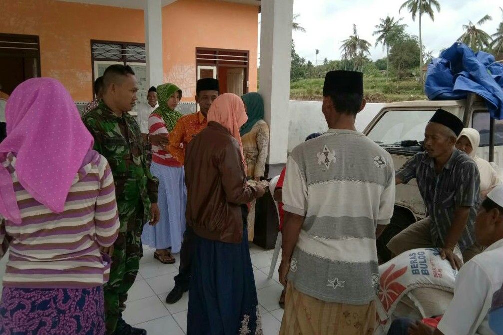 Babinsa , Babinkamtibmas dan Toga-Tomas Monitoring Distribusi Raskin Guluk-Guluk