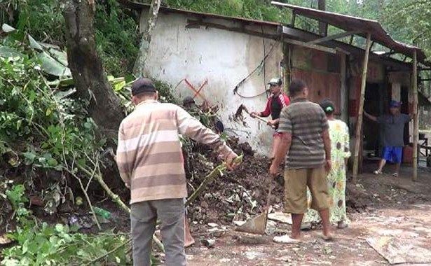 Ratusan Korban Puting Beliung di Sampang Gigit Jari