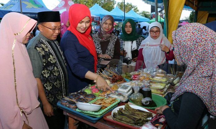 Bupati Sumenep Ajak Istri Kunjungi Stand Bazar Giling