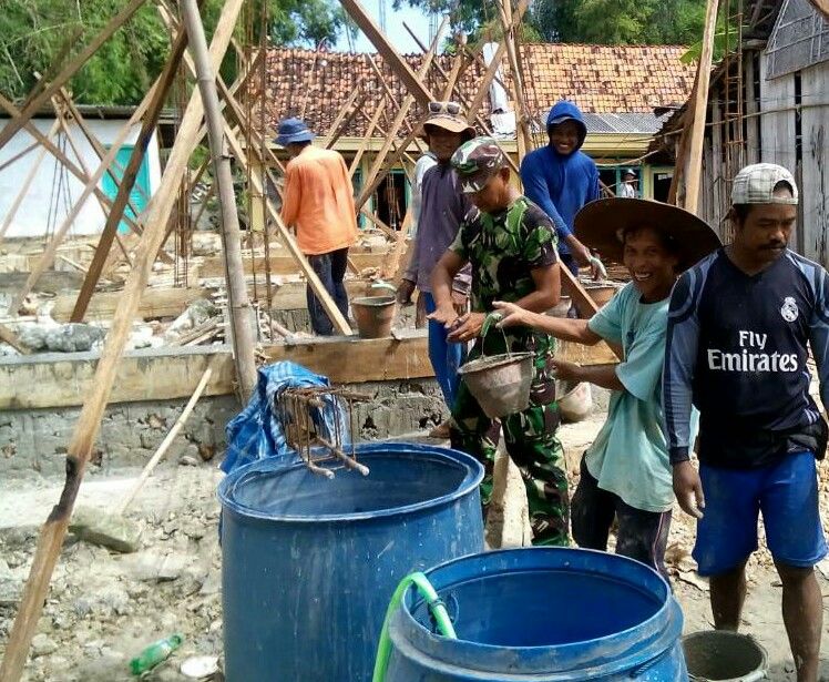 Babinsa Koramil 0827/21 Raas Bersama Warga Tonduk Timur Bangun Fasilitas Ibadah