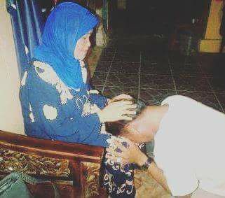 Viral Foto Calon Bupati Pamekasan Sungkem Ibundanya