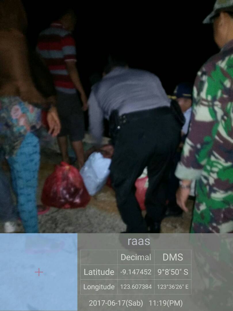 Mengerikan, Anggota Koramil Raas Evakuasi Korban KM. Bahari Express 9 C