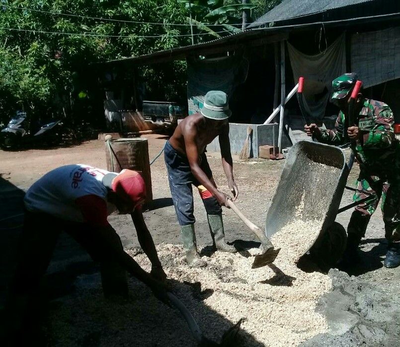 Babinsa Tanjung Saronggi Gotong Royong pengecoran Jalan Kampung