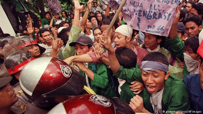 Pengamat: Prahara 98 Bisa Terjadi Pengamat: Prahara 98 Bisa Terjadi