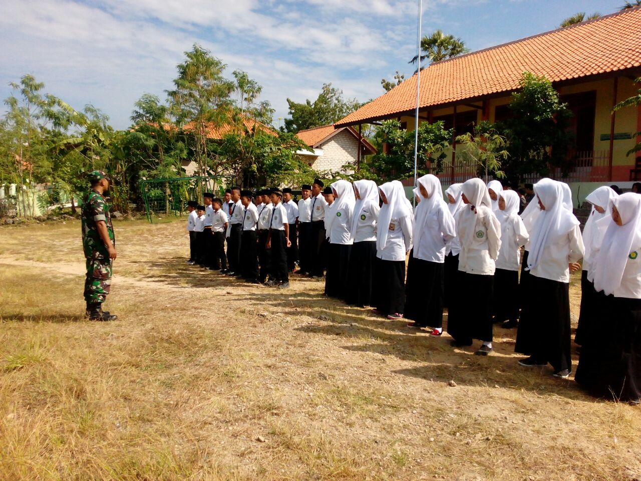 Danramil dan Batuudramil Bluto Beri Wasbang pada Siswa SMP dan SMK