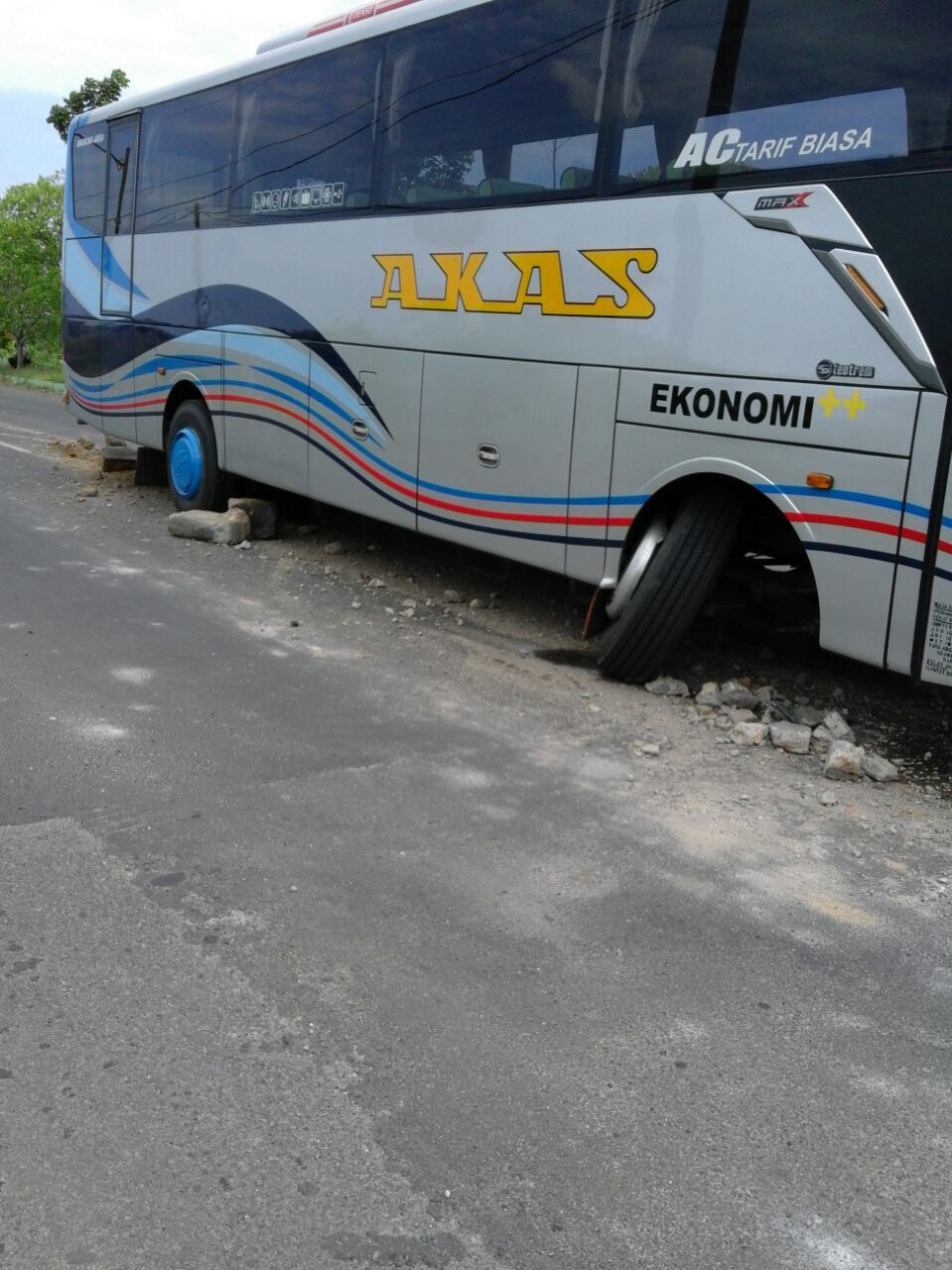 Breaking News: Bus AKAS Hantam Pembatas Jalan Pintu Masuk Kota Sumenep